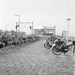 171219 Gezicht op het N.S.-station Utrecht Overvecht te Utrecht, met op de voorgrond de fietsenstalling.